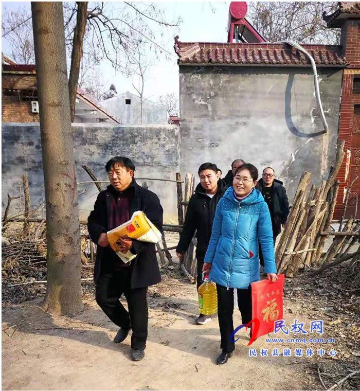 縣衛(wèi)健委駐喬口第一書記李勇走訪慰問困難黨員和貧困戶 縣衛(wèi)健委駐喬口第一書記李勇走訪慰問困難黨員和貧困戶