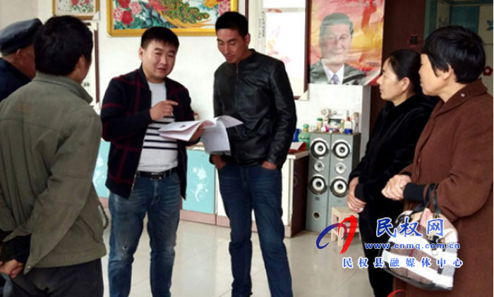 民權(quán)縣衛(wèi)健委駐龍?zhí)伶?zhèn)喬口村第一書(shū)記李勇向群眾講解健康扶貧政策 民權(quán)縣衛(wèi)健委駐龍?zhí)伶?zhèn)喬口村第一書(shū)記李勇向群眾講解健康扶貧政策