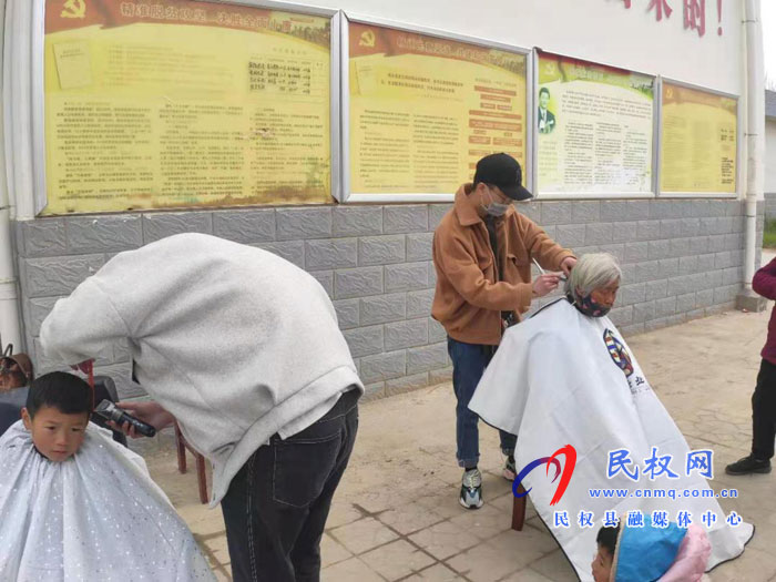 獻愛心 青年理發(fā)師在行動 獻愛心 青年理發(fā)師在行動