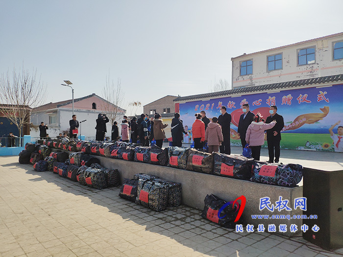 公安局聯(lián)合愛心企業(yè)開展獻(xiàn)愛心活動(dòng) 公安局聯(lián)合愛心企業(yè)開展獻(xiàn)愛心活動(dòng)