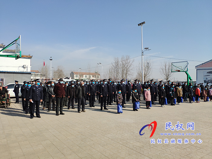 公安局聯(lián)合愛心企業(yè)開展獻(xiàn)愛心活動(dòng) 公安局聯(lián)合愛心企業(yè)開展獻(xiàn)愛心活動(dòng)