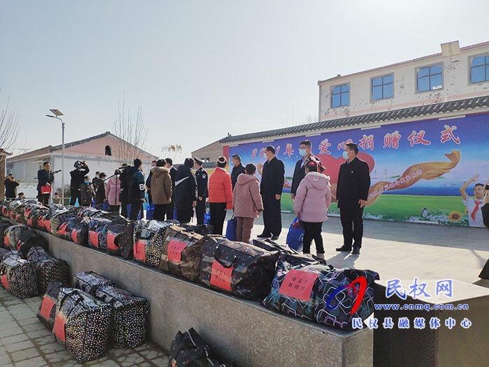 公安局聯(lián)合愛心企業(yè)開展獻(xiàn)愛心活動(dòng) 公安局聯(lián)合愛心企業(yè)開展獻(xiàn)愛心活動(dòng)