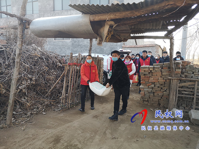 民權(quán)縣志愿者協(xié)會開展送溫暖獻(xiàn)愛心活動 民權(quán)縣志愿者協(xié)會開展送溫暖獻(xiàn)愛心活動