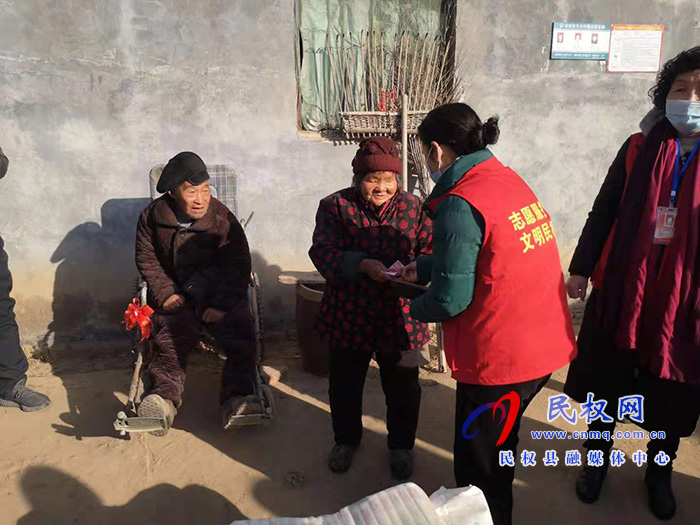 民權(quán)縣志愿者協(xié)會開展送溫暖獻(xiàn)愛心活動 民權(quán)縣志愿者協(xié)會開展送溫暖獻(xiàn)愛心活動