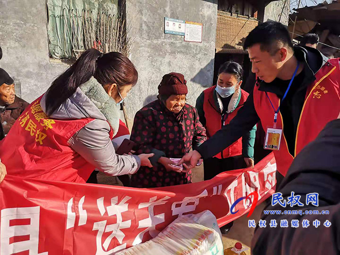民權(quán)縣志愿者協(xié)會開展送溫暖獻(xiàn)愛心活動 民權(quán)縣志愿者協(xié)會開展送溫暖獻(xiàn)愛心活動