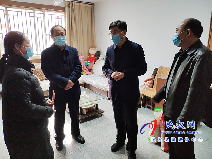 縣委副書記、縣長張團結(jié)春節(jié)前夕慰問軍轉(zhuǎn)干部和困難群眾