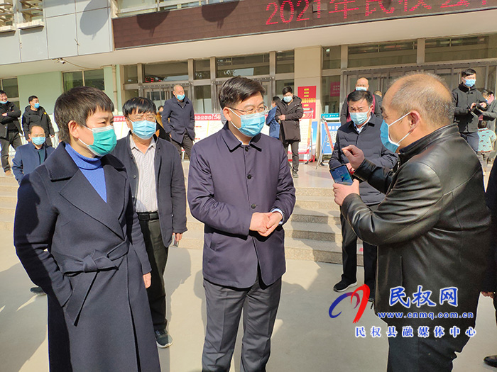 縣委副書記、縣長張團(tuán)結(jié)檢查征兵體檢工作