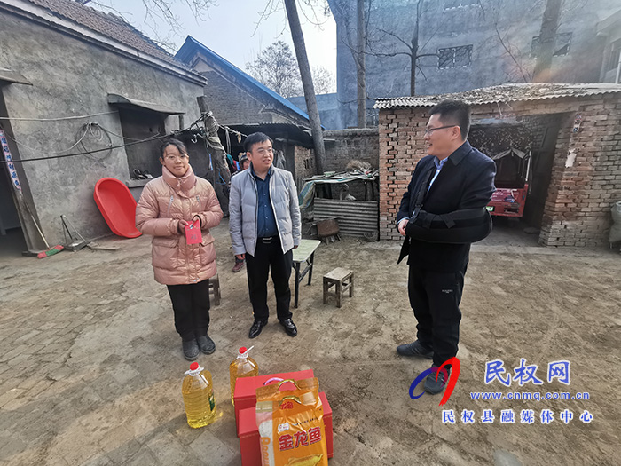 真情送關(guān)愛 幫困傳溫暖 真情送關(guān)愛 幫困傳溫暖