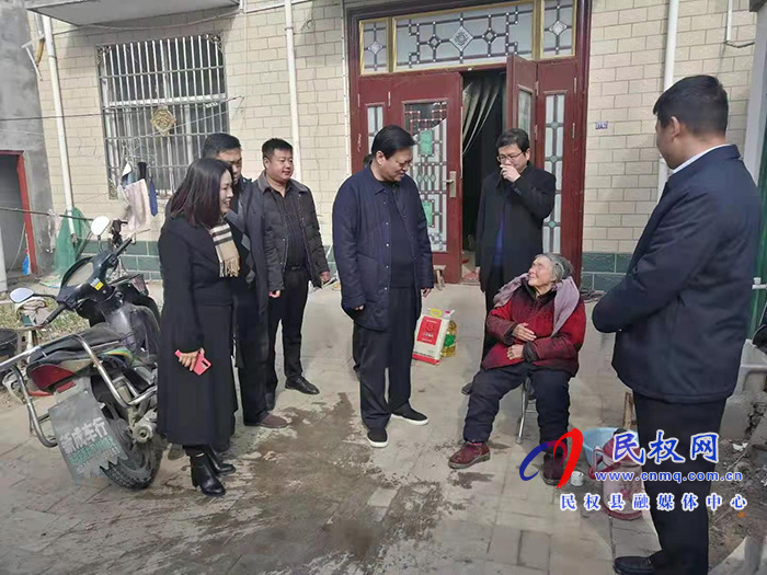商丘市應(yīng)急管理局黨組書(shū)記、局長(zhǎng)李中須到雙塔鎮(zhèn)春節(jié)前慰問(wèn)貧困戶