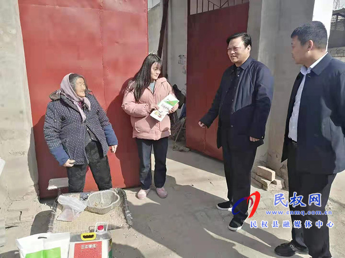 商丘市應(yīng)急管理局黨組書(shū)記、局長(zhǎng)李中須到雙塔鎮(zhèn)春節(jié)前慰問(wèn)貧困戶