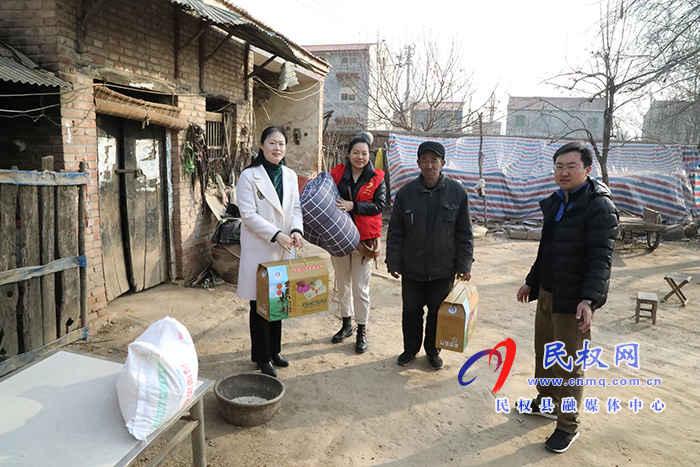 財(cái)政局組織慰問(wèn)道德模范和“身邊好人” 財(cái)政局組織慰問(wèn)道德模范和“身邊好人”