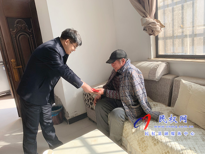 縣委副書記、縣長(zhǎng)張團(tuán)結(jié)節(jié)前慰問貧困群眾
