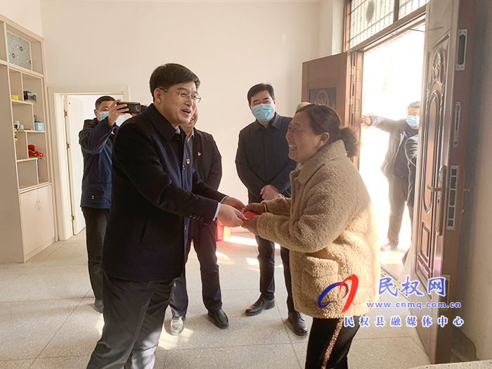 縣委副書記、縣長(zhǎng)張團(tuán)結(jié)節(jié)前慰問貧困群眾
