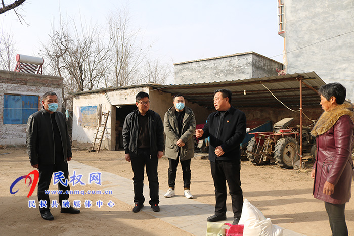 縣人社局走訪慰問“助人為樂道德模范”孟亞勇 縣人社局走訪慰問“助人為樂道德模范”孟亞勇