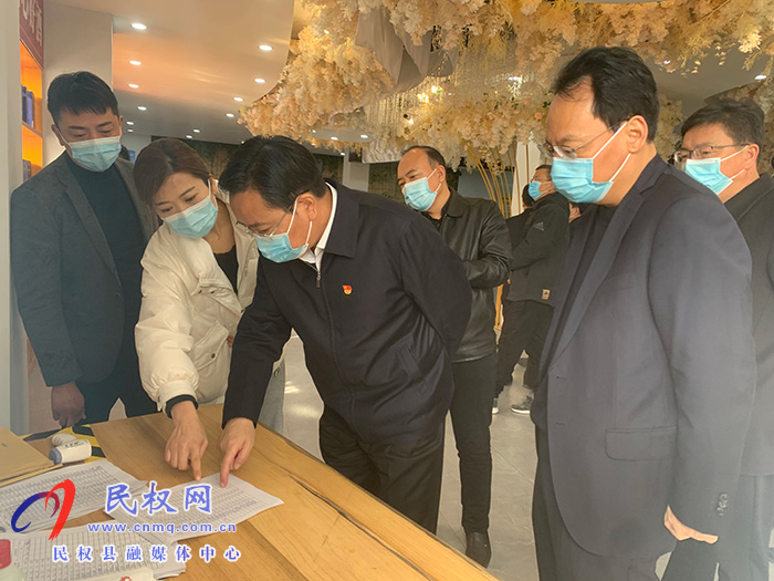 市人大常委會副主任、縣委書記姬脈常查看節(jié)前安全生產和市場供應情況