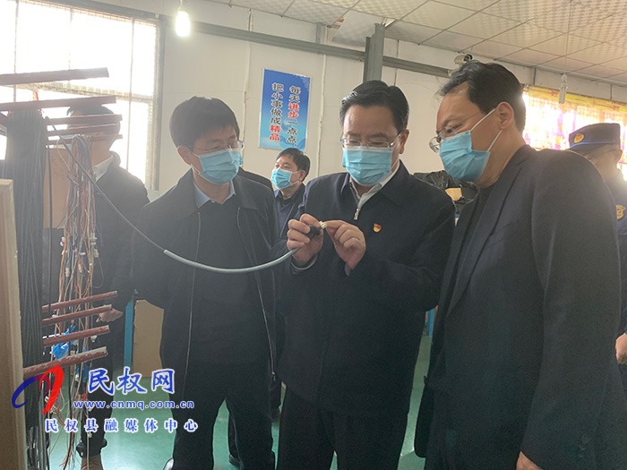市人大常委會副主任、縣委書記姬脈常查看節(jié)前安全生產和市場供應情況