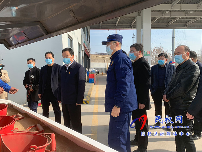 市人大常委會副主任、縣委書記姬脈常查看節(jié)前安全生產和市場供應情況