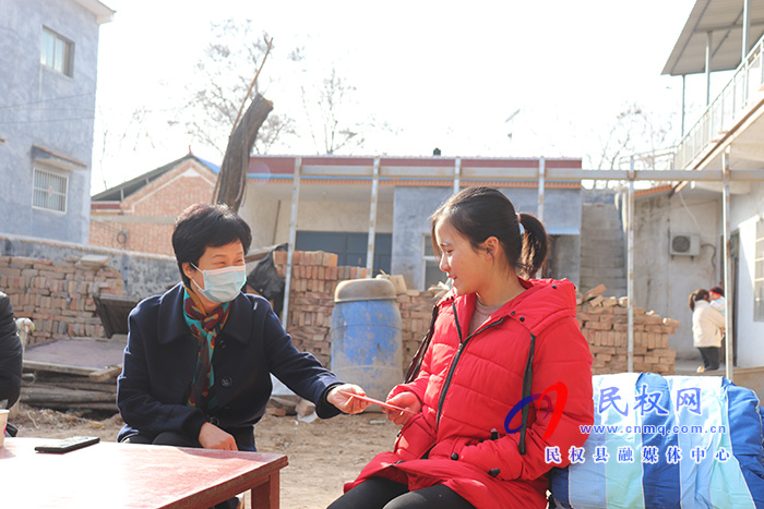 縣人大常委會(huì)主任周燕看望慰問(wèn)春蕾女童 縣人大常委會(huì)主任周燕看望慰問(wèn)春蕾女童
