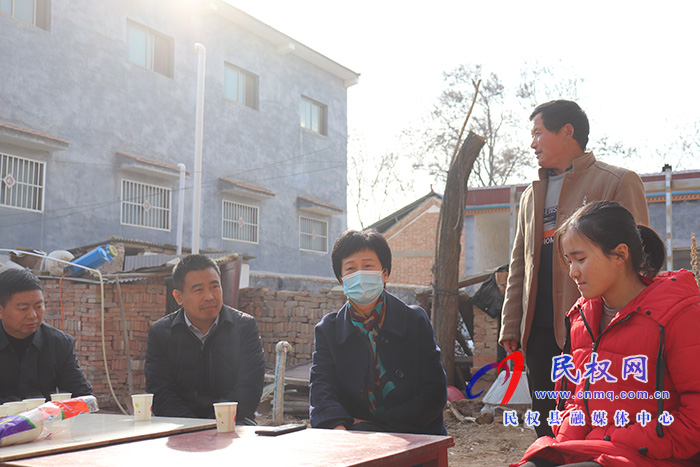 縣人大常委會(huì)主任周燕看望慰問(wèn)春蕾女童 縣人大常委會(huì)主任周燕看望慰問(wèn)春蕾女童
