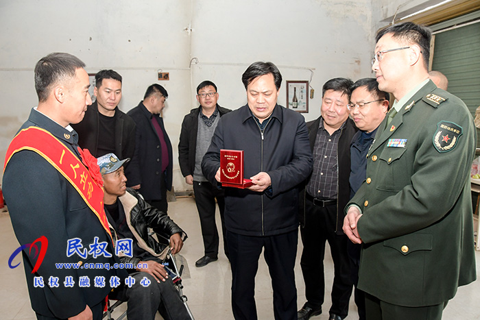 縣委常委、政法委書記、副縣長孟祥亮走訪慰問立功受獎(jiǎng)軍人家屬