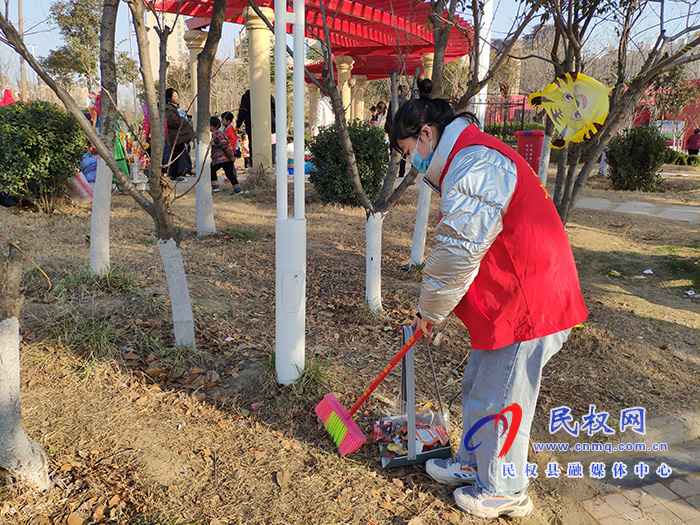 志愿者服務(wù)隊(duì)開展義務(wù)打掃衛(wèi)生活動 志愿者服務(wù)隊(duì)開展義務(wù)打掃衛(wèi)生活動