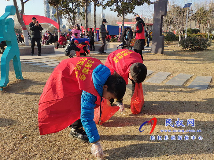 志愿者服務(wù)隊(duì)開展義務(wù)打掃衛(wèi)生活動 志愿者服務(wù)隊(duì)開展義務(wù)打掃衛(wèi)生活動