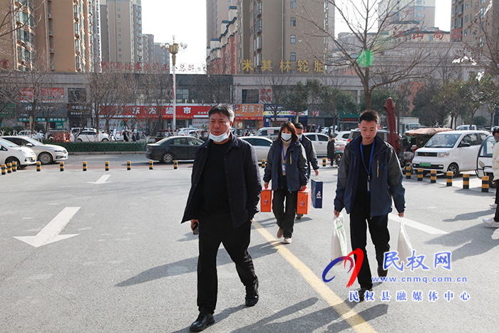 民權(quán)縣新源熱力公司總經(jīng)理慕宇翔慰問孤寡老人 民權(quán)縣新源熱力公司總經(jīng)理慕宇翔慰問孤寡老人