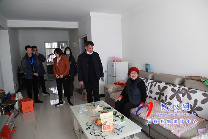 民權(quán)縣新源熱力公司總經(jīng)理慕宇翔慰問孤寡老人 民權(quán)縣新源熱力公司總經(jīng)理慕宇翔慰問孤寡老人