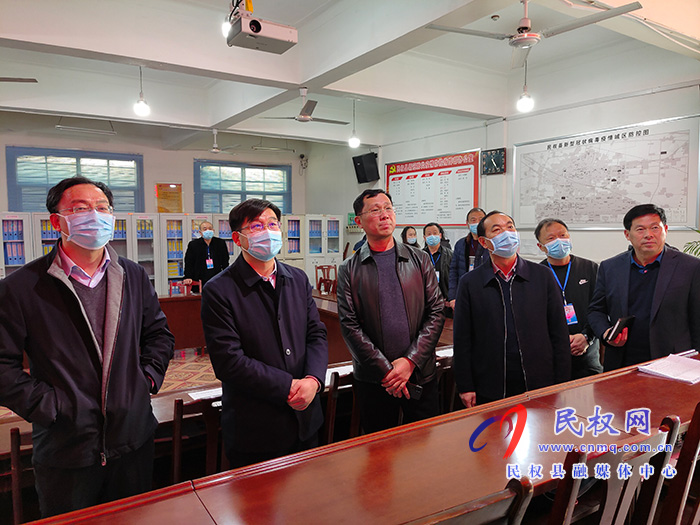 縣委副書記、縣長(zhǎng)張團(tuán)結(jié)查看節(jié)假日值班值守情況