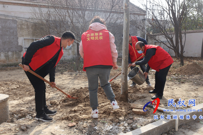 白云寺鎮(zhèn)財(cái)政所組織志愿者到幸福大院開(kāi)展文明植樹(shù)活動(dòng) 白云寺鎮(zhèn)財(cái)政所組織志愿者到幸福大院開(kāi)展文明植樹(shù)活動(dòng)