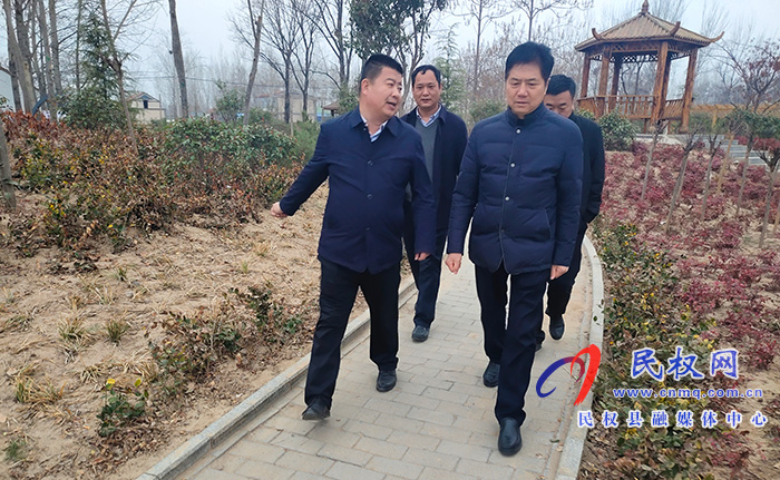 市自然資源和規(guī)劃局黨組成員、副局長張永健到我縣雙塔鎮(zhèn)調(diào)研國土綠化工作