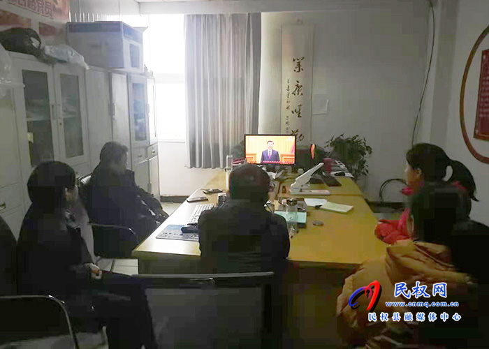 我縣各鄉(xiāng)鎮(zhèn)（街道辦）、縣直各單位組織收聽收看全國脫貧攻堅(jiān)總結(jié)表彰大會(huì)