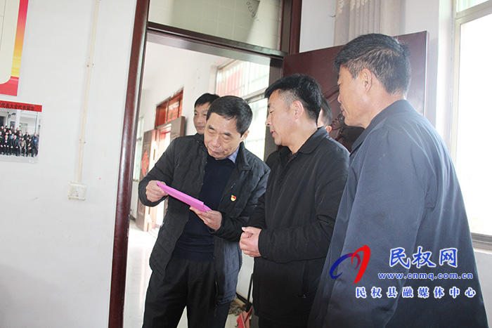 縣委常委、組織部長(zhǎng)何玉明到褚廟鄉(xiāng)督導(dǎo)村委換屆選舉工作