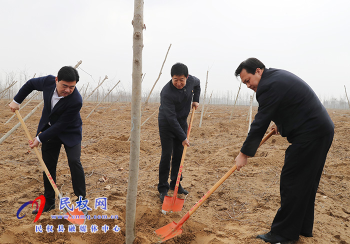 市縣領(lǐng)導(dǎo)參加春季義務(wù)植樹勞動 市縣領(lǐng)導(dǎo)參加春季義務(wù)植樹勞動