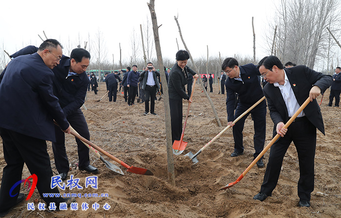 市縣領(lǐng)導(dǎo)參加春季義務(wù)植樹勞動 市縣領(lǐng)導(dǎo)參加春季義務(wù)植樹勞動