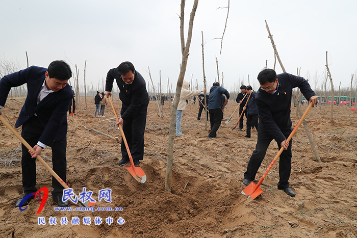 市縣領(lǐng)導(dǎo)參加春季義務(wù)植樹勞動 市縣領(lǐng)導(dǎo)參加春季義務(wù)植樹勞動