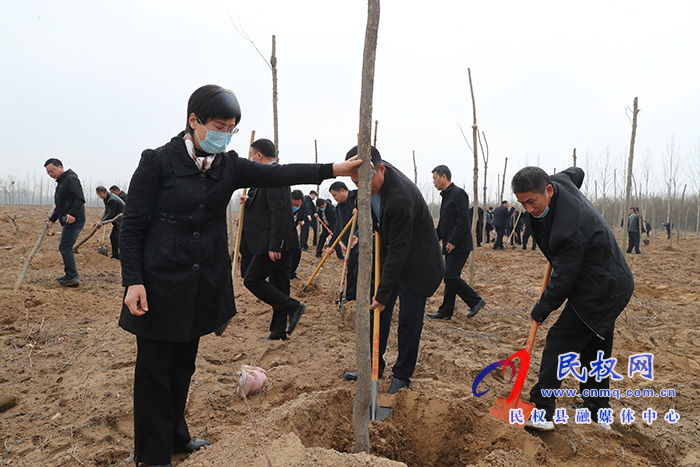 市縣領(lǐng)導(dǎo)參加春季義務(wù)植樹勞動 市縣領(lǐng)導(dǎo)參加春季義務(wù)植樹勞動