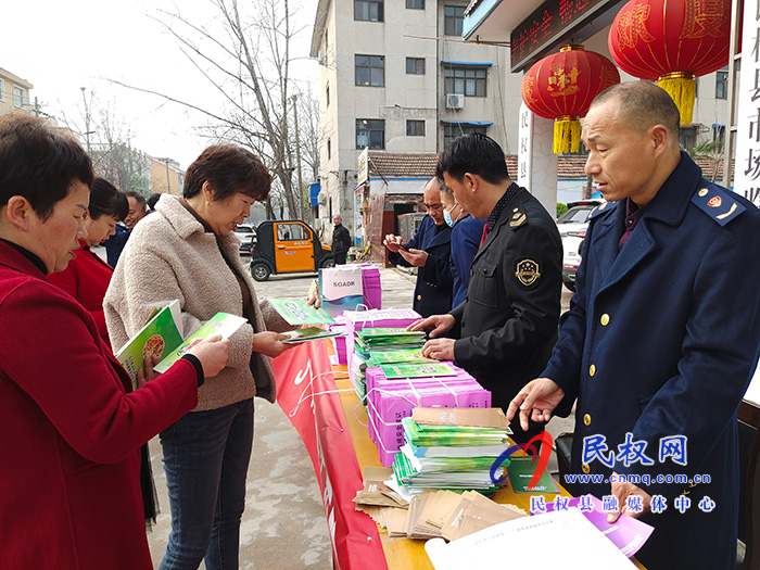 民權(quán)縣市場監(jiān)督管理局開展3·15國際消費者權(quán)益日宣傳服務(wù)活動 民權(quán)縣市場監(jiān)督管理局開展3·15國際消費者權(quán)益日宣傳服務(wù)活動
