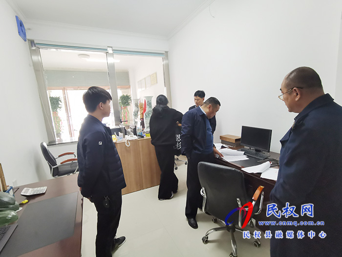 縣金融局開展典當(dāng)行現(xiàn)場檢查 縣金融局開展典當(dāng)行現(xiàn)場檢查