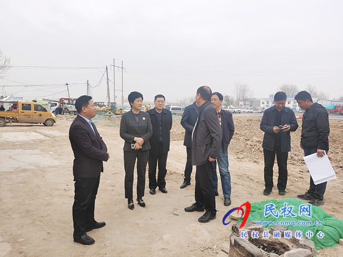 縣人大常委會(huì)主任周燕主持召開迎賓大道南段整治施工現(xiàn)場(chǎng)協(xié)調(diào)會(huì) 縣人大常委會(huì)主任周燕主持召開迎賓大道南段整治施工現(xiàn)場(chǎng)協(xié)調(diào)會(huì)