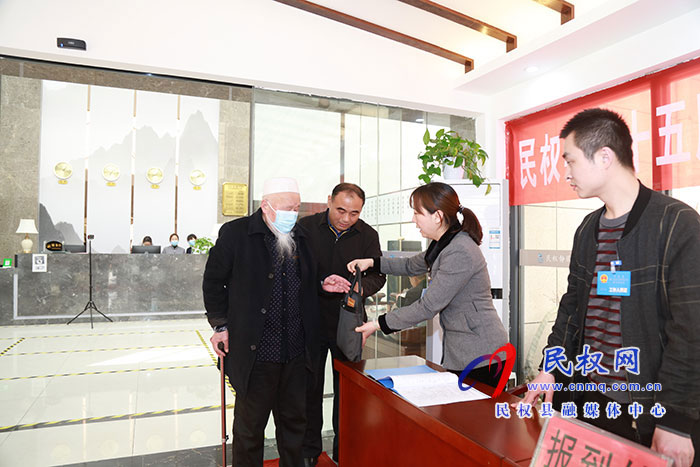 參加民權(quán)兩會的人大代表今日報到 滿懷豪情為民發(fā)聲 參加民權(quán)兩會的人大代表今日報到 滿懷豪情為民發(fā)聲