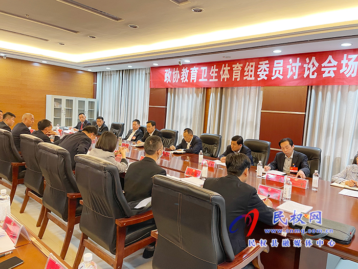 市人大常委會(huì)副主任、縣委書記姬脈常參加教育衛(wèi)生體育組委員討論