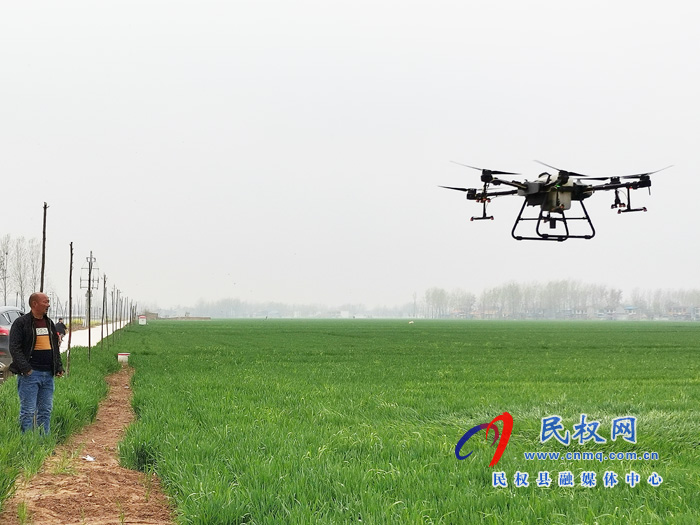 老顏集鄉(xiāng):無(wú)人機(jī)噴灑農(nóng)藥助春耕 老顏集鄉(xiāng):無(wú)人機(jī)噴灑農(nóng)藥助春耕
