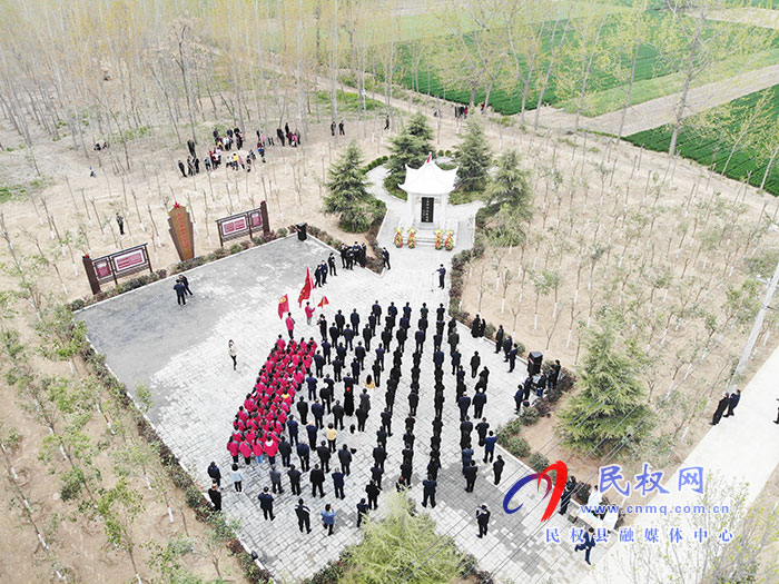 我縣開展黨史學(xué)習(xí)教育暨清明節(jié)祭掃烈士墓活動(dòng) 我縣開展黨史學(xué)習(xí)教育暨清明節(jié)祭掃烈士墓活動(dòng)