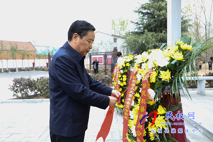 我縣開展黨史學(xué)習(xí)教育暨清明節(jié)祭掃烈士墓活動(dòng) 我縣開展黨史學(xué)習(xí)教育暨清明節(jié)祭掃烈士墓活動(dòng)