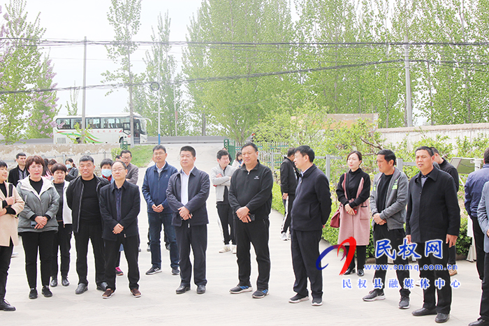 漯河市農(nóng)業(yè)農(nóng)村局蒞民參觀學(xué)習(xí)農(nóng)技推廣區(qū)域站運(yùn)營管理工作開展情況 漯河市農(nóng)業(yè)農(nóng)村局蒞民參觀學(xué)習(xí)農(nóng)技推廣區(qū)域站運(yùn)營管理工作開展情況