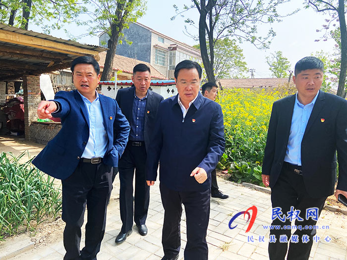 市人大常委會(huì)副主任、縣委書記姬脈常到白云寺鎮(zhèn)柏木崗村開展“三·五” 基層工作日活動(dòng)