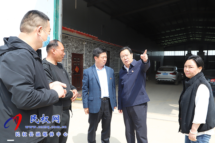 市人大常委會(huì)副主任、縣委書記姬脈常到白云寺鎮(zhèn)柏木崗村開展“三·五” 基層工作日活動(dòng)