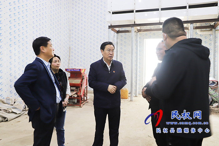 市人大常委會(huì)副主任、縣委書記姬脈常到白云寺鎮(zhèn)柏木崗村開展“三·五” 基層工作日活動(dòng)