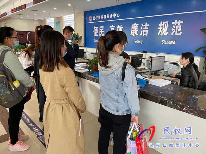 民權(quán)縣政務(wù)服務(wù)中心:辦實事暖人心 周末服務(wù)不打烊 ? 民權(quán)縣政務(wù)服務(wù)中心:辦實事暖人心 周末服務(wù)不打烊 ?